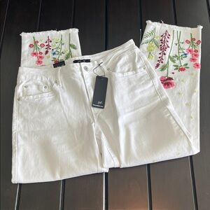 Earl Jeans Embroidered Capri - New!